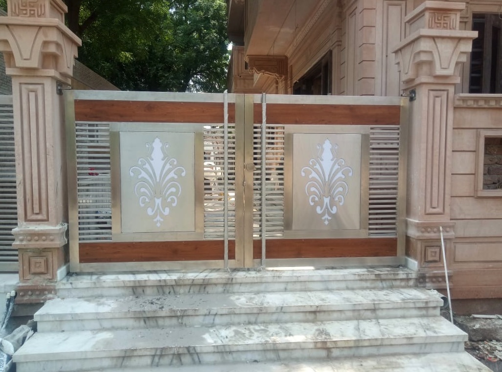 Portón con ornamentos y paneles decorados